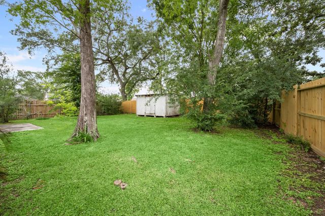 302 Foxtail Court, League City, TX 77573