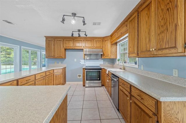 945 Tanglewood Drive, Lake Charles, LA 70611