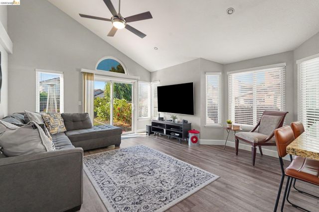 512 Catalina Cir, Vallejo, CA 94589
