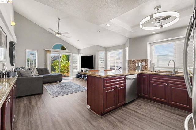 512 Catalina Cir, Vallejo, CA 94589