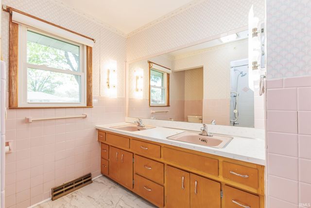 3905 N Lanewood Drive, Muncie, IN 47304