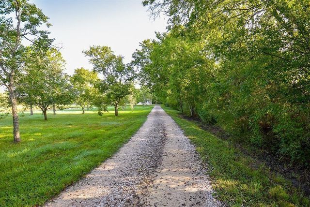 2811 County Road 64, Rosharon, TX 77583