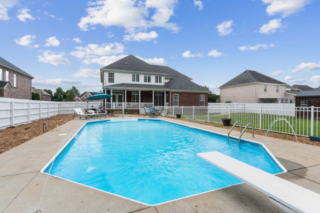 1131 Kacie Dr, Pleasant View, TN 37146
