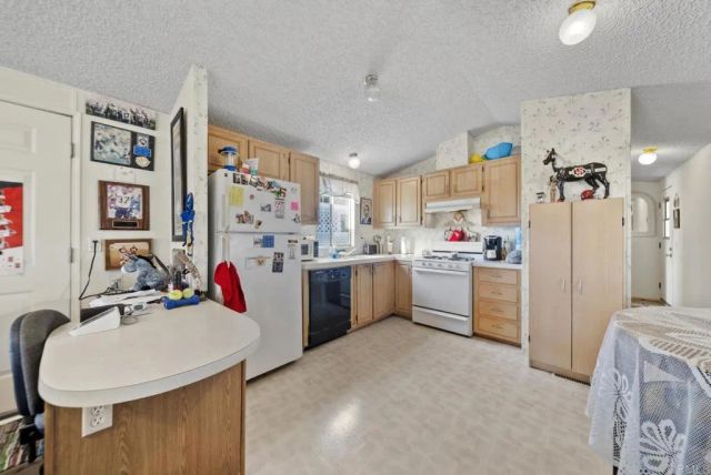 12044 Royal SPC 18, El Cajon, CA 92021