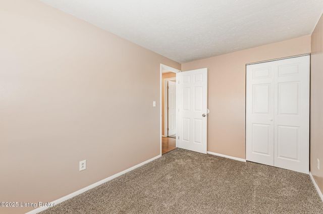 3700 Canopus Ct, Louisville, KY 40219