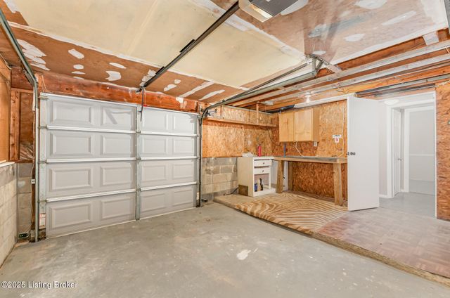 3700 Canopus Ct, Louisville, KY 40219