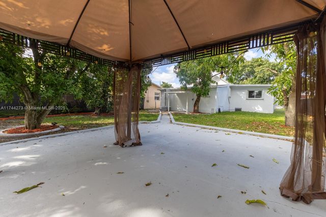 866 NW 108th St, Miami, FL 33168