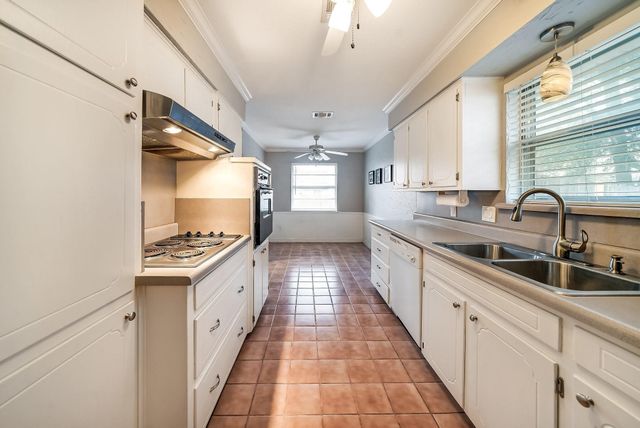 3019 Bramble Oaks Court, Bedford, TX 76021