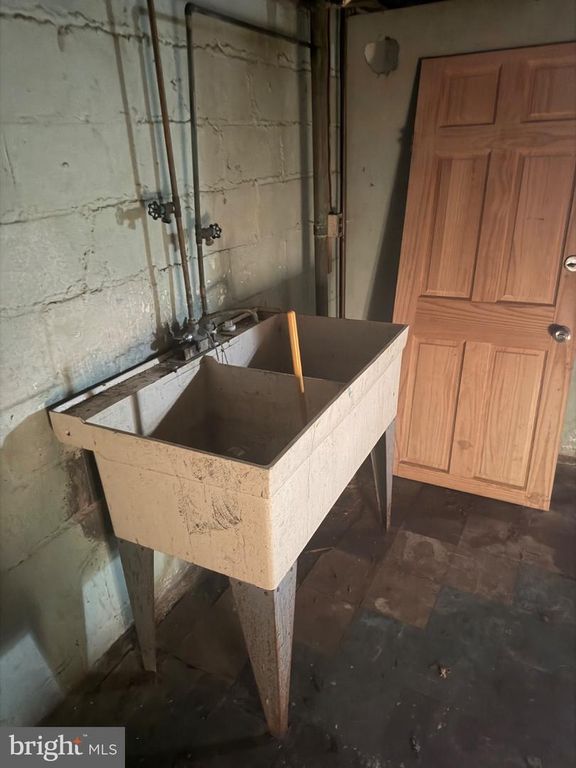 Image 5 of property listing at 3804 ROLAND VIEW AVE, Baltimore, MD 21215