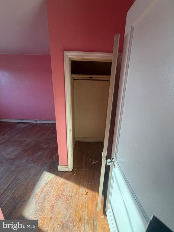 Image 8 of property listing at 3804 ROLAND VIEW AVE, Baltimore, MD 21215