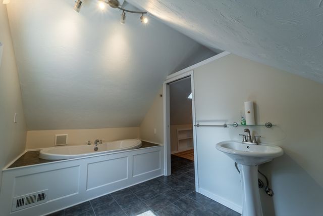 58 Bailey St, Worcester, MA 01602
