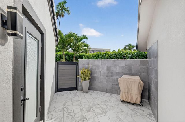 5212 Foxpointe Circle SE, Delray Beach, FL 33445