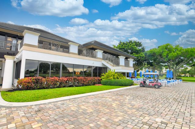 5212 Foxpointe Circle SE, Delray Beach, FL 33445