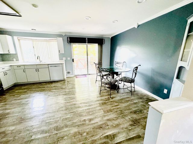 13 Nottingham Court, Nanuet, NY 10954
