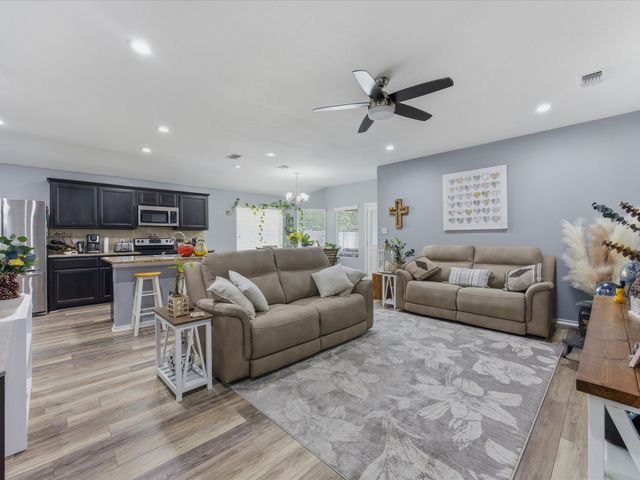 597 Creekview Drive, Azle, TX 76020