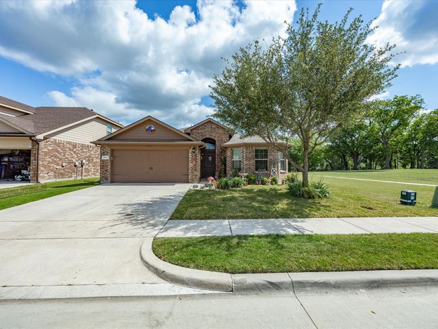 597 Creekview Drive, Azle, TX 76020