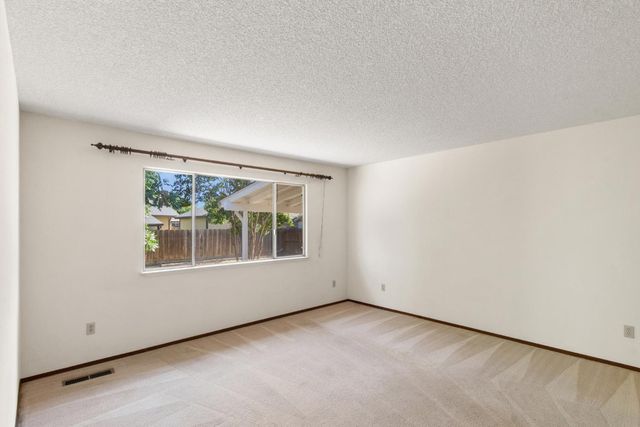 2219 Vernon Dr, Escalon, CA 95320