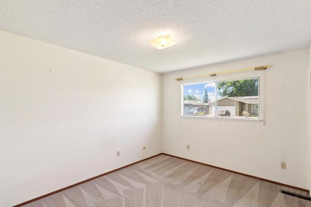 2219 Vernon Dr, Escalon, CA 95320