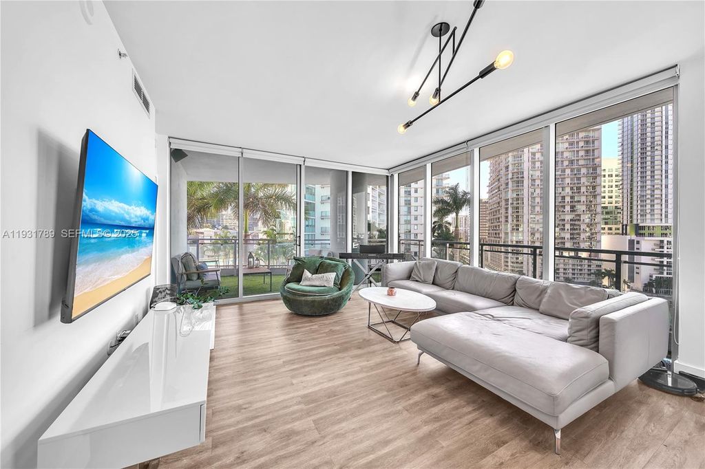 90 SW 3rd St 1213, Miami, FL 33130