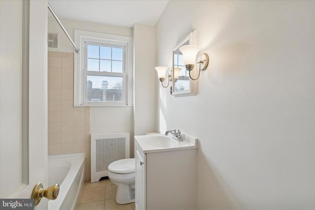 1525 W WYNNEWOOD, Ardmore, PA 19003