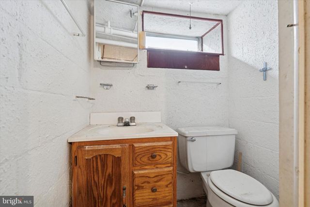 1525 W WYNNEWOOD, Ardmore, PA 19003