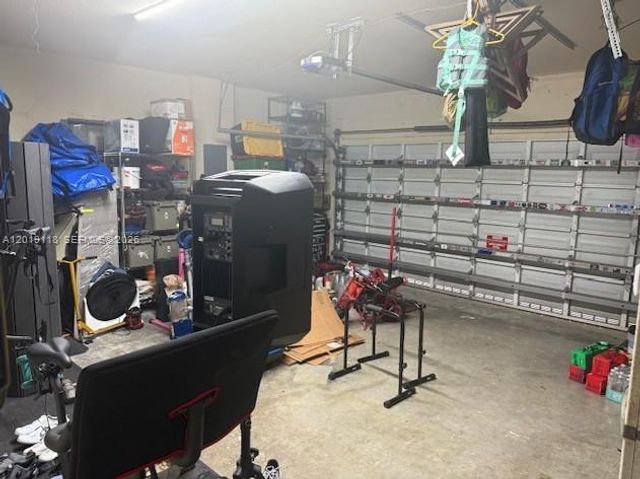 16564 SW 43rd St, Unincorporated Dade County, FL 33185