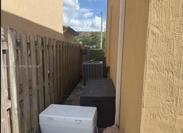 16564 SW 43rd St, Unincorporated Dade County, FL 33185