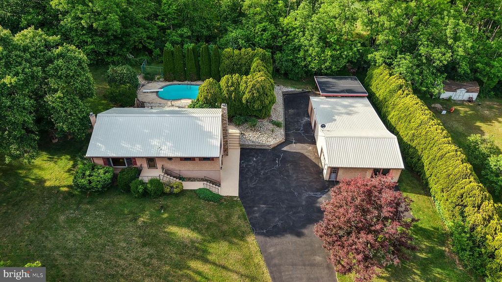 669 SUMMER MOUNTAIN RD, Bernville, PA 19506