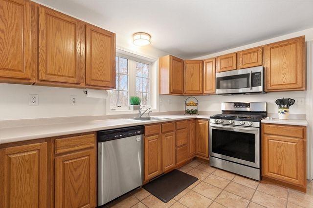 41 Chestnut Rd, Tyngsborough, MA 01879