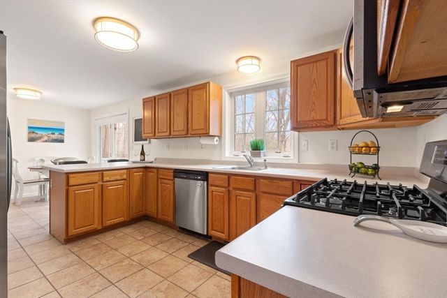 41 Chestnut Rd, Tyngsborough, MA 01879