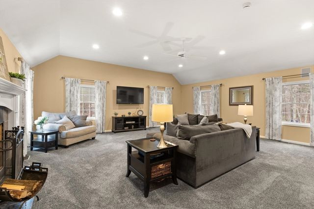 41 Chestnut Rd, Tyngsborough, MA 01879