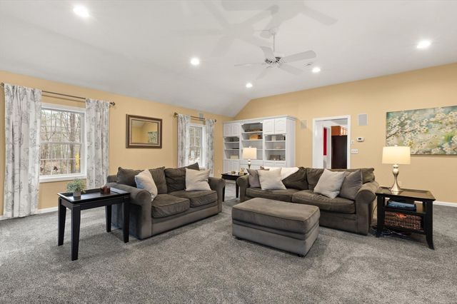 41 Chestnut Rd, Tyngsborough, MA 01879