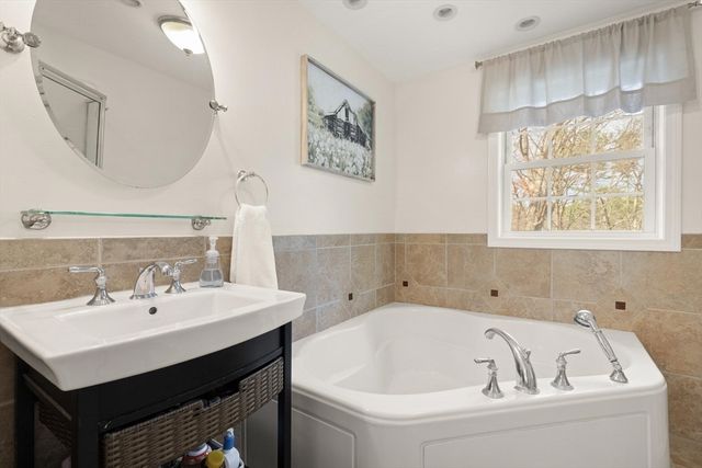 41 Chestnut Rd, Tyngsborough, MA 01879