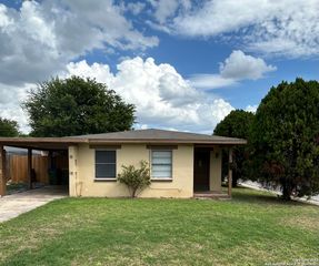 140 Glenarm Pl, Balcones Heights, TX 78201
