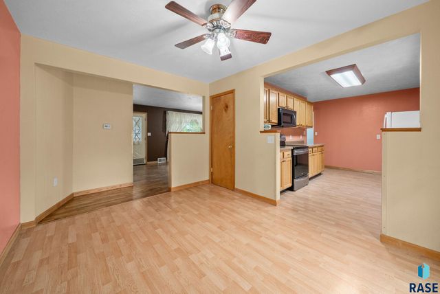 313 S 6th Ave Avenue, Brandon, SD 57005