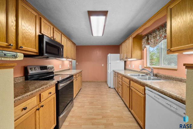 313 S 6th Ave Avenue, Brandon, SD 57005