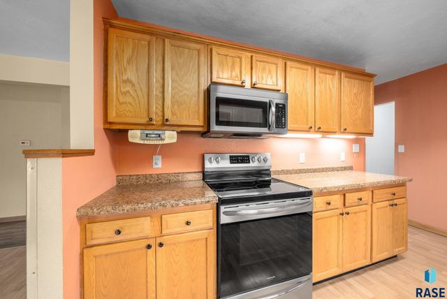 313 S 6th Ave Avenue, Brandon, SD 57005