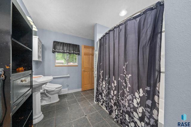 313 S 6th Ave Avenue, Brandon, SD 57005