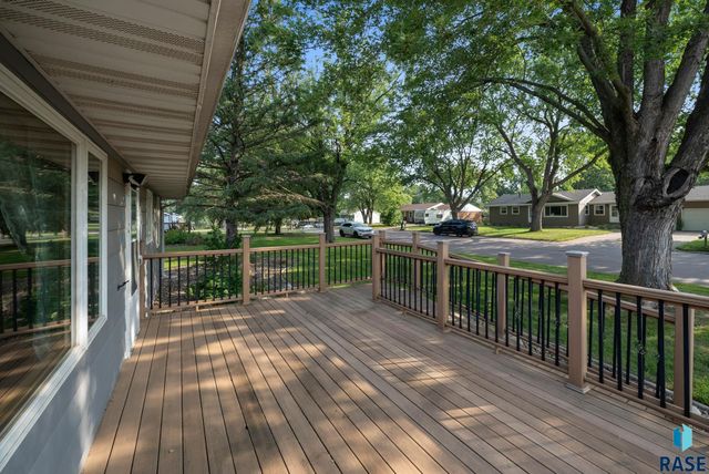 313 S 6th Ave Avenue, Brandon, SD 57005