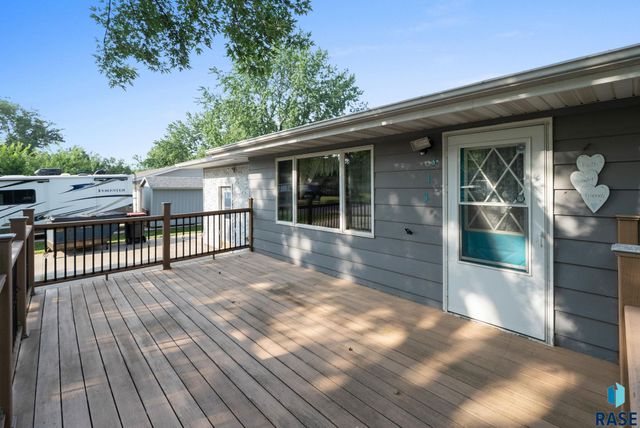 313 S 6th Ave Avenue, Brandon, SD 57005