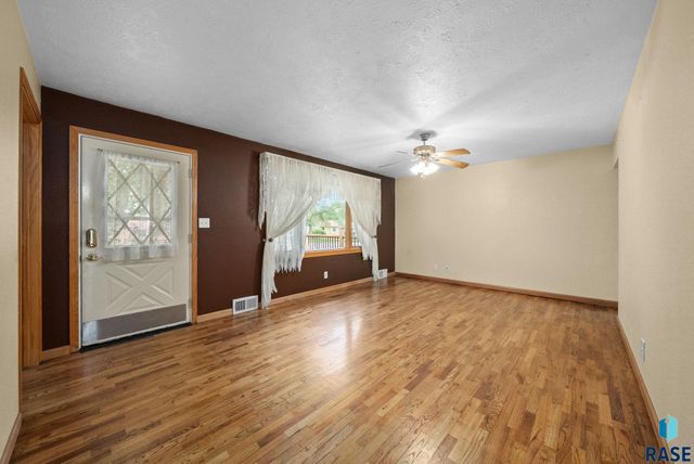 313 S 6th Ave Avenue, Brandon, SD 57005