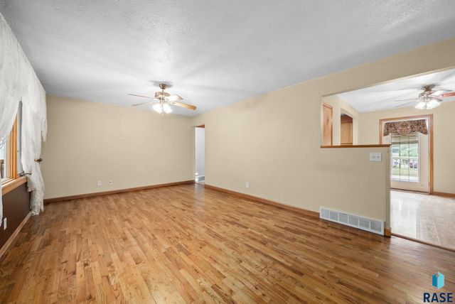 313 S 6th Ave Avenue, Brandon, SD 57005