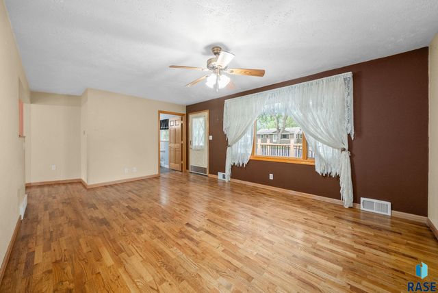 313 S 6th Ave Avenue, Brandon, SD 57005