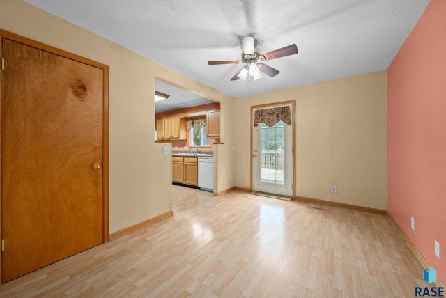 313 S 6th Ave Avenue, Brandon, SD 57005