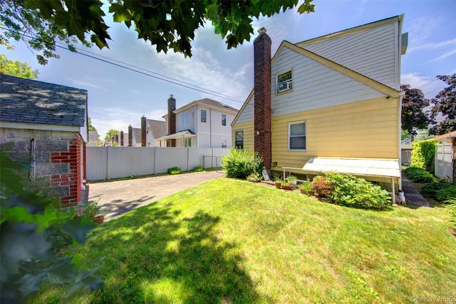 80-11 260th Street, Glen Oaks, NY 11004
