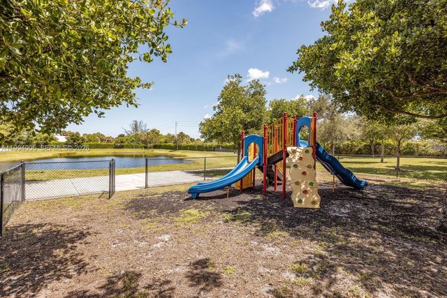 4444 NW 8th Ct, Plantation, FL 33317