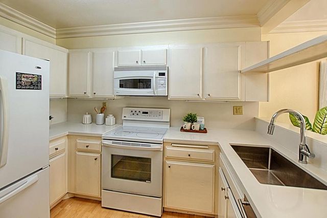 2140 Santa Cruz Avenue B106, Menlo Park, CA 94025