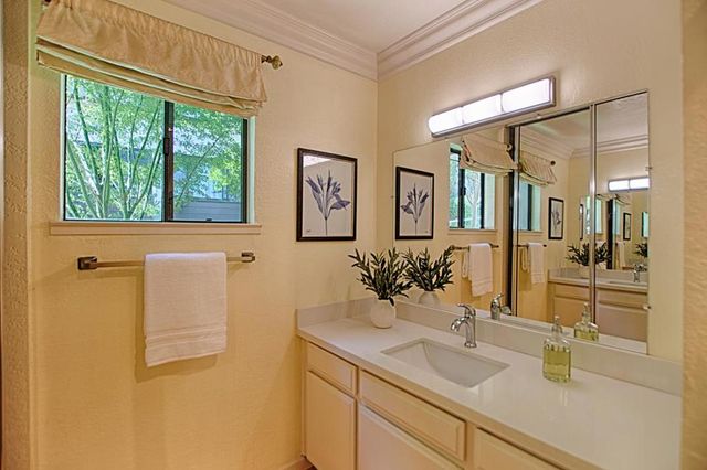 2140 Santa Cruz Avenue B106, Menlo Park, CA 94025