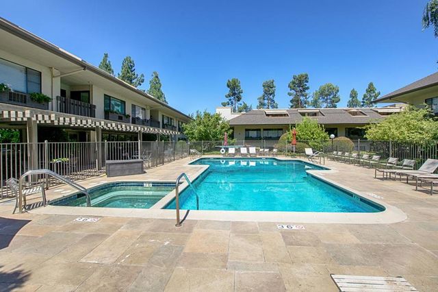 2140 Santa Cruz Avenue B106, Menlo Park, CA 94025