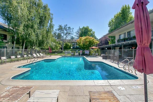 2140 Santa Cruz Avenue B106, Menlo Park, CA 94025
